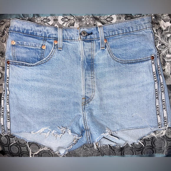 Levi’s 501 High Rise Side Logo Shorts - Picture 5 of 8